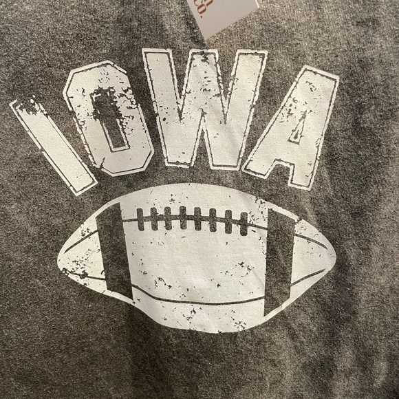 ❤️ UNIVERSITY OF IOWA GREY TEE NEW SIZE SMALL - Picture 4 of 6